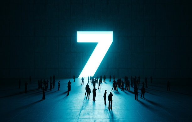 一群人在等待发光的7号图片下载