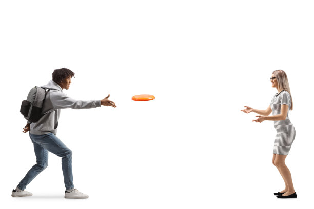 一个年轻的非洲裔美国人与一个年轻的白人妇女投掷一个飞碟的完整长度的侧面拍摄图片下载