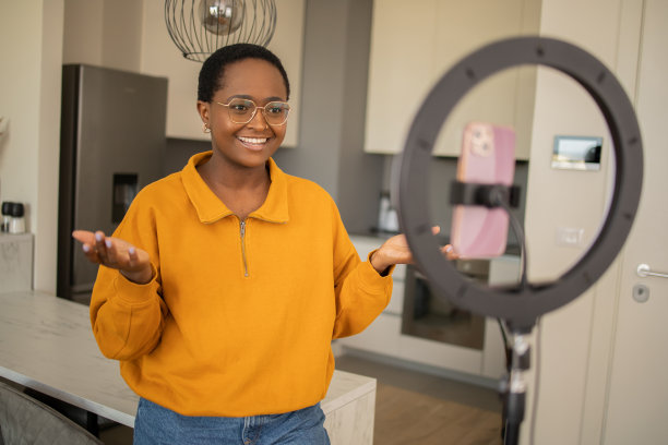 微笑网红录制她的播客图片下载