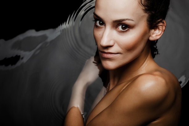 水下美丽的肖像一个美丽的白人女孩。看着镜头…图片下载