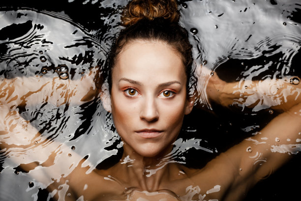 水下美丽的肖像一个美丽的白人女孩。看着相机..图片下载