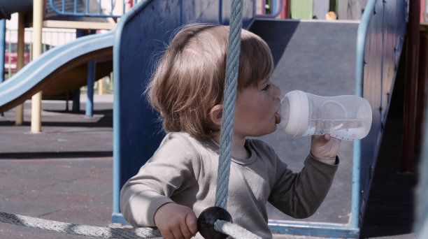 春天，婴儿在操场上玩耍。图片下载