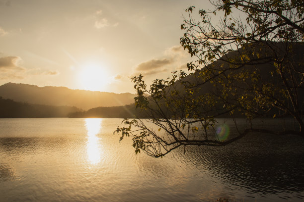 湖与日落图片下载