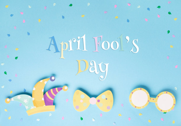 愚人节假期卡与小丑帽，五彩纸屑和有趣的眼镜在蓝色背景，顶视图。图片下载