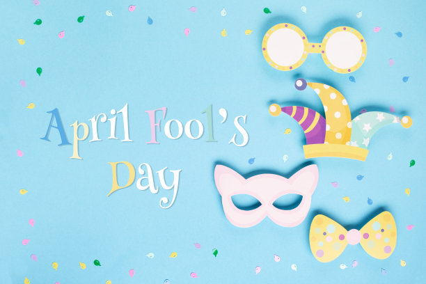 愚人节假期卡与小丑帽，五彩纸屑和有趣的眼镜在蓝色背景，顶视图。图片下载