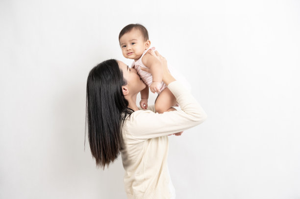 美丽的母亲和可爱的女婴在白色的背景下快乐，家庭，孩子，童年和为人父母的概念图片下载