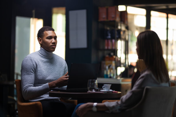 朋友们下班后在咖啡馆。商务同事在餐厅边喝咖啡边用笔记本电脑工作。图片下载