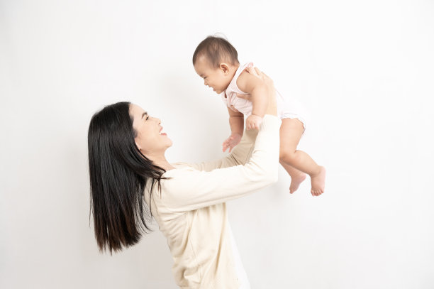 美丽的母亲和可爱的女婴在白色的背景下快乐，家庭，孩子，童年和为人父母的概念图片下载