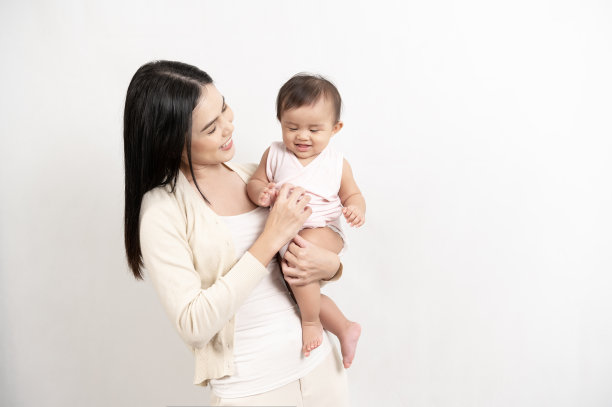 美丽的母亲和可爱的女婴在白色的背景下快乐，家庭，孩子，童年和为人父母的概念图片下载