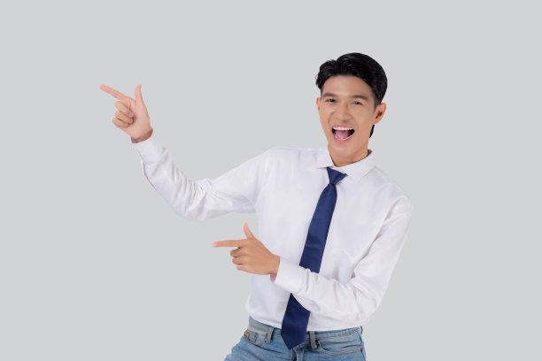 肖像年轻的亚洲商人指向和呈现孤立的白色背景，广告和营销，高管和经理，商人自信地表现出一些表情。图片下载