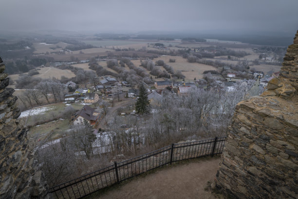 在温泉小镇卡罗维发利附近的安德尔斯卡·霍拉遗址上，冬天的早晨寒冷刺骨图片下载
