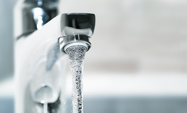 镀铬自来水龙头图片下载