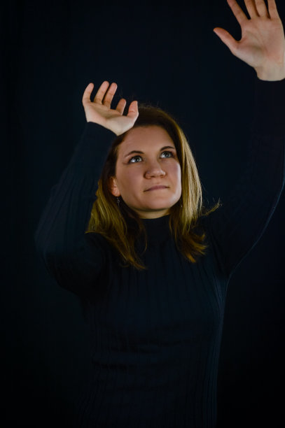 一个美丽的金发女郎在跳舞时玩得开心的肖像图片下载