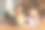 快乐的老师和可爱的小女孩一起上课，一起用笔记本电脑做作业，坐在家里图片下载
