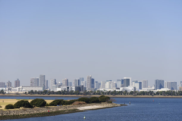 在晴朗的天空下，从东京湾地区俯瞰东京城市天际线图片下载