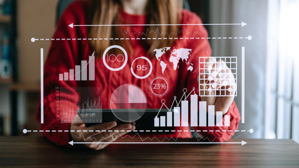 智能和业务分析与仪表板的概念。网站设计师工作在数字平板电脑笔记本电脑。还有智能手机。图片下载