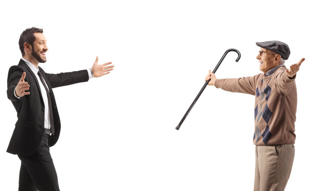 一名年轻男子向一名张开双臂的老人走去图片下载