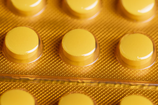 装在黄色水泡里的药片图片下载