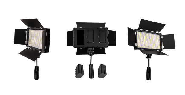 照片和视频灯隔离在白色背景上。LED灯用特殊的百叶窗形成光通量。照片和视频照明装置。图片下载