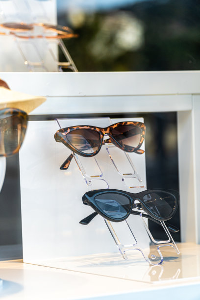 太阳镜在商店橱窗里图片下载