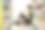 坐在图书馆地板上的大学生图片下载