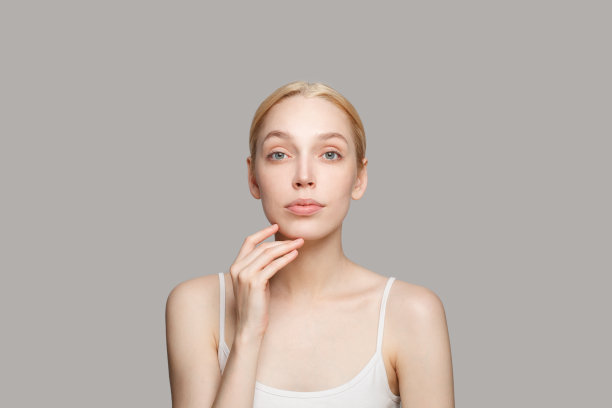 美丽的女人孤立在灰色的背景。美容、化妆品、护肤、魅力图片下载