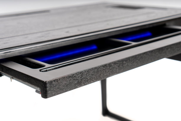 白色背景的木制办公桌，抽屉打开图片下载