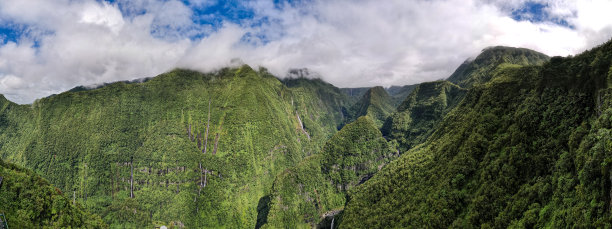 留尼旺岛上的高卡麦卡瀑布的无人机航拍照片图片下载