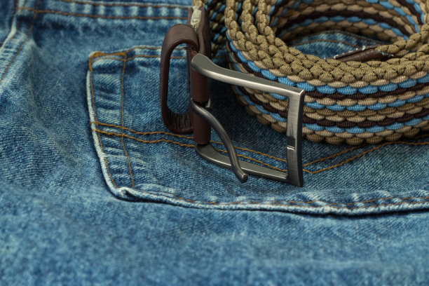 牛仔裤上系腰带图片下载