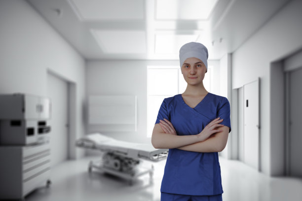 外科医生站在病房的肖像图片下载
