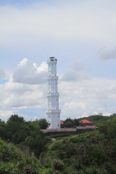 山上有一座灯塔建筑图片下载