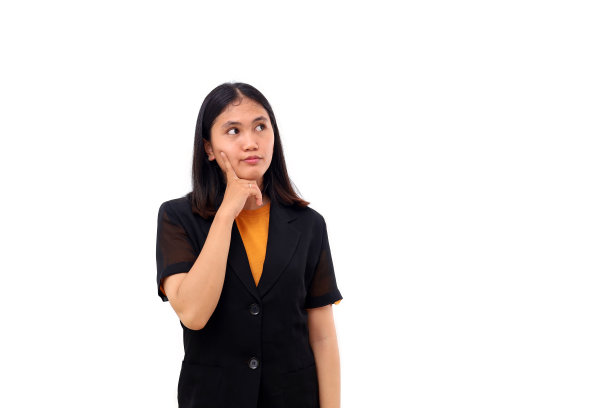 深思熟虑的年轻亚洲商业女性思考一些东西，而看着空白。孤立的图片下载