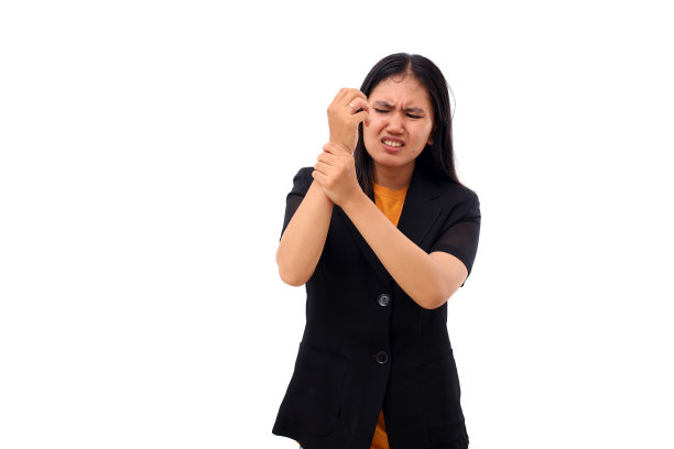 年轻的亚洲女商人有僵硬的手腕。她受到影响图片下载