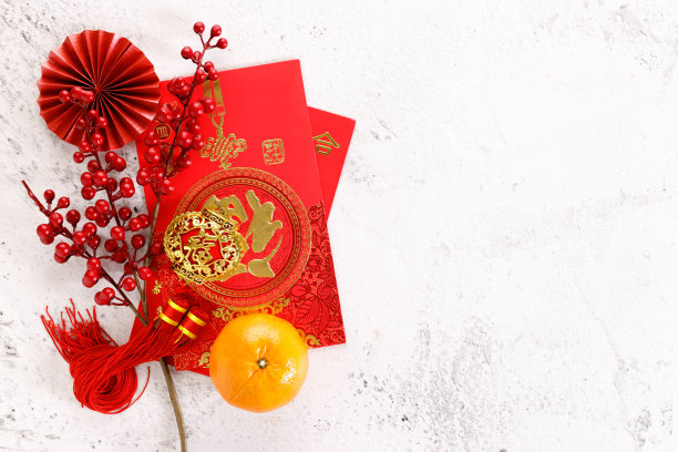 中国新年的节日装饰有红色的袋子，橙子和红色的中国折叠扇在白色大理石桌子的背景。图片下载