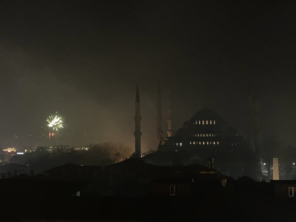 土耳其-伊斯坦布尔-蓝色清真寺的夜晚和烟花图片下载