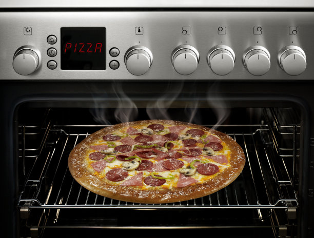 烤箱中的披萨图片下载