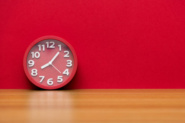 桌上的现代闹钟图片下载