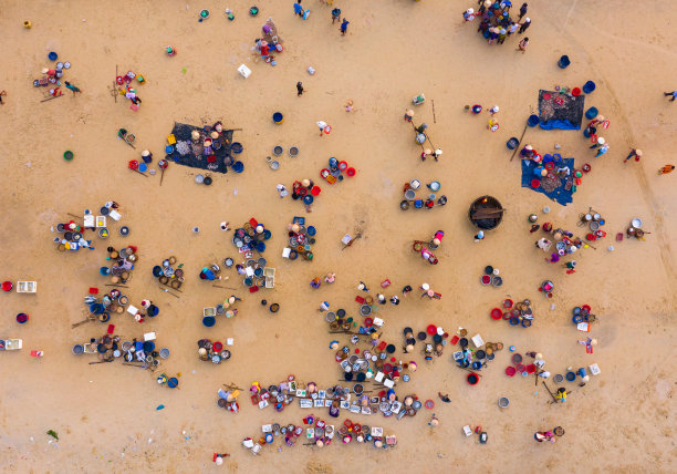 广南省海滩上早期鱼市的航拍照片图片下载