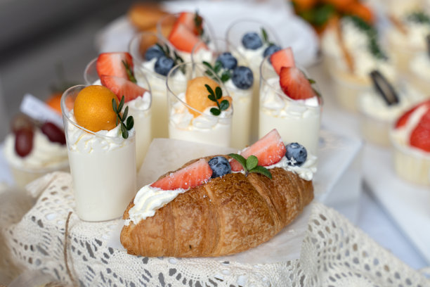 酒店餐厅提供精美的水果蛋糕图片下载