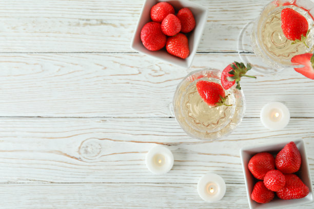 白色木桌上的罗西尼鸡尾酒的美味概念图片下载