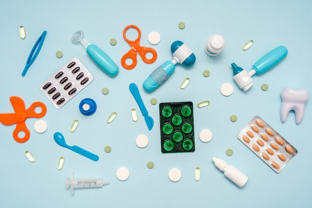 蓝色背景的各种医疗工具。平的。保健和医疗概念图片下载
