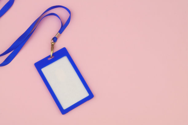 粉红色背景上的蓝色徽章。图片下载