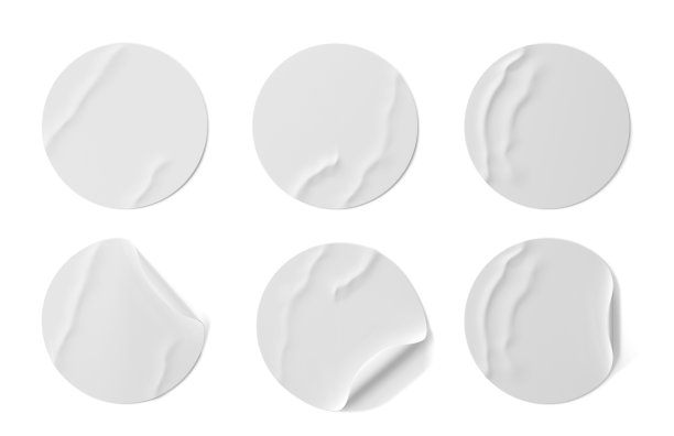 带有皱纹和卷曲边缘的白色圆形贴纸3d渲染。现实的一套粘纸补丁，空白标签或标签与折叠和剥离角隔离在背景上图片下载