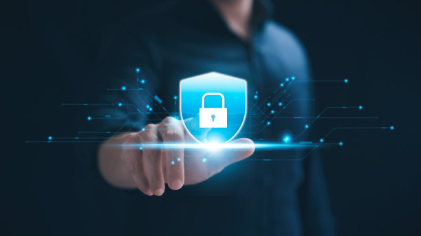 网络安全概念，个人数据保护和网络安全。商人触摸键保护平板电脑上的商业和金融数据，安全上网，安全加密。图片下载