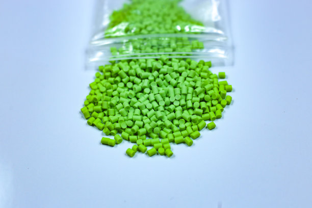 橙色塑料颗粒背景。塑料颗粒聚合物特写。橙色塑料珠树脂聚合物托盘石油化工三维插图。图片下载