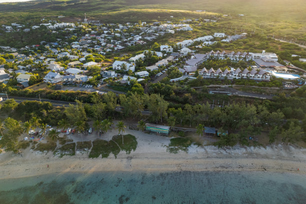 无人机拍摄的留尼旺岛海边、海浪、珊瑚的航拍照片图片下载