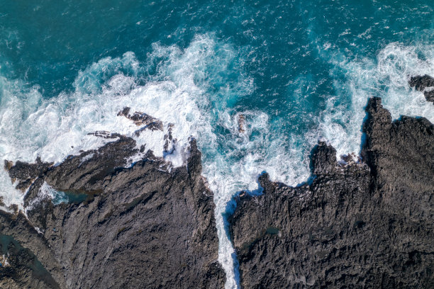 无人机拍摄的留尼旺岛海边、海浪、珊瑚的航拍照片图片下载