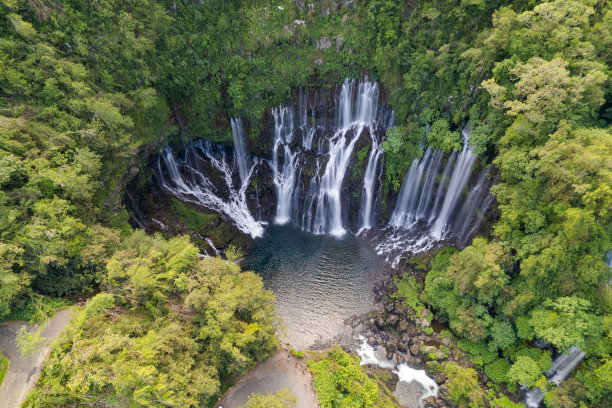 留尼旺岛上的大加莱瀑布和朗之万河的无人机航拍照片图片下载
