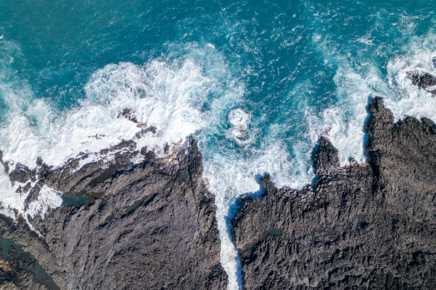 无人机拍摄的留尼旺岛海边、海浪、珊瑚的航拍照片图片下载