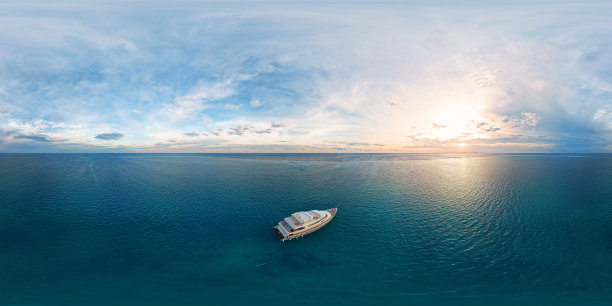 马尔代夫一个环礁旁的豪华游艇图片下载